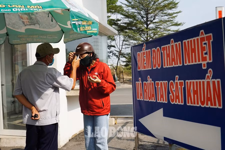 Trong thời gian ở tại đây, sinh viên được tổ chức kiểm tra thân nhiệt, đeo khẩu trang, rửa tay sát khuẩn...