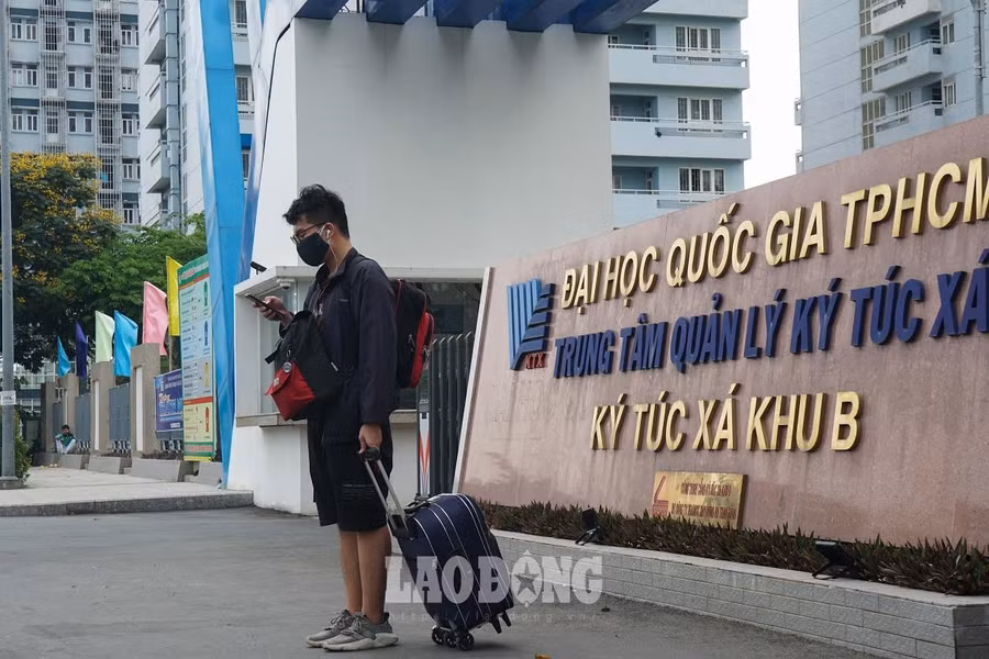 Trung tâm Quản lý Đại học Quốc gia TPHCM vừa phát đi thông báo ký túc xá tạm ngưng tiếp nhận sinh viên sinh viên đăng ký mới từ 18.3. Đặc biệt, thông báo trên còn yêu cầu sinh viên đang ở ký túc xá rời khỏi đây trước ngày 20.3.