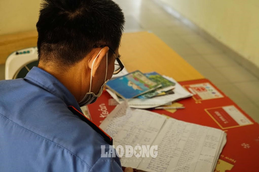 Chia sẻ với phón viên Báo Lao Động, ông Nguyễn Văn Hải (bảo vệ khu E1) cho hay: “Ngoài công việc đảm bảo an ninh trật tự của khu vực ký túc xá, trong thời gian này, chúng tôi thực hiện kiểm soát lượng sinh viên ra vào. Từ sáng đến giờ đã có 39 sinh viên don dẹp đồ đạc rời khỏi nơi đây. Có thể trong vài ngày tới, lượng sinh viên dọn dẹp đồ đạc trở về nhà sẽ đông hơn nữa“.