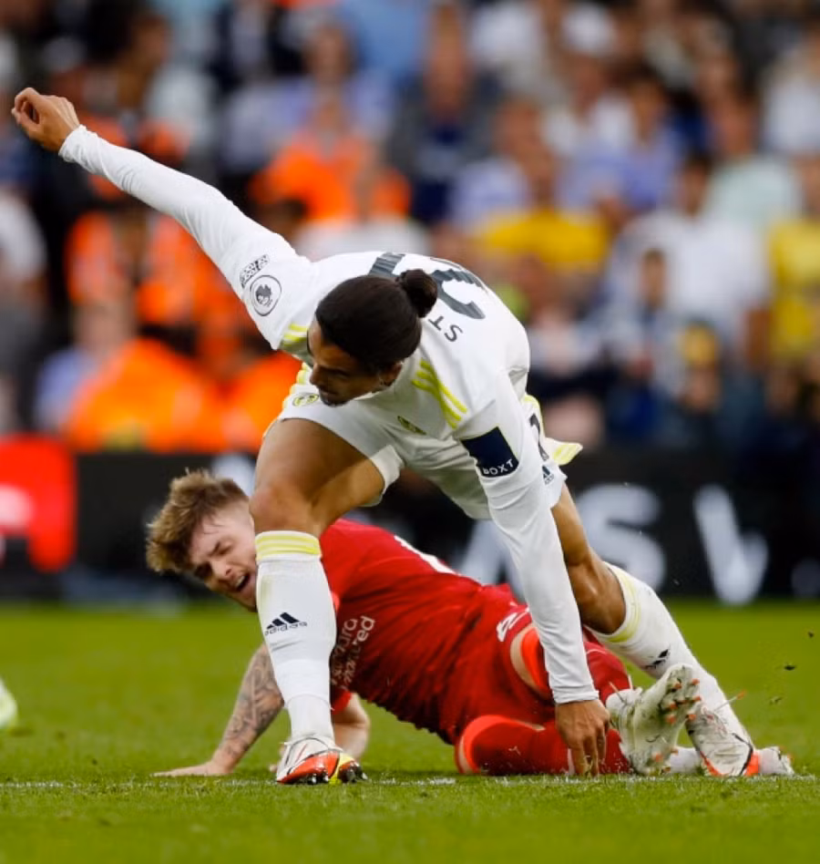 Pascal Struijk phải nhận thẻ đỏ dù không ác ý với Elliott.