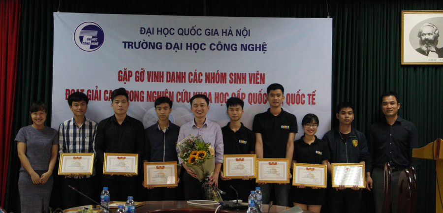 Phó Hiệu trưởng Phạm Bảo Sơn (ngoài cùng, bên phải ảnh) chúc mừng và khen thưởng nhóm sinh viên Aspei do TS. Bùi Đình Tú giảng viên khoa Vật lý kỹ thuật và công nghệ nano (đứng thứ sáu, bên phải ảnh sang) hướng dẫn đã đạt giải Nhất tại cuộc thi chung kết cuộc thi “Hành trình Thành phố khởi nghiệp sáng tạo Startupcity Roadshow” Phó Hiệu trưởng Phạm Bảo Sơn (ngoài cùng, bên phải ảnh) chúc mừng và khen thưởng nhóm sinh viên Aspei do TS. Bùi Đình Tú giảng viên khoa Vật lý kỹ thuật và công nghệ nano (đứng thứ sáu, bên phải ảnh sang) hướng dẫn đã đạt giải Nhất tại cuộc thi chung kết cuộc thi “Hành trình Thành phố khởi nghiệp sáng tạo Startupcity Roadshow”