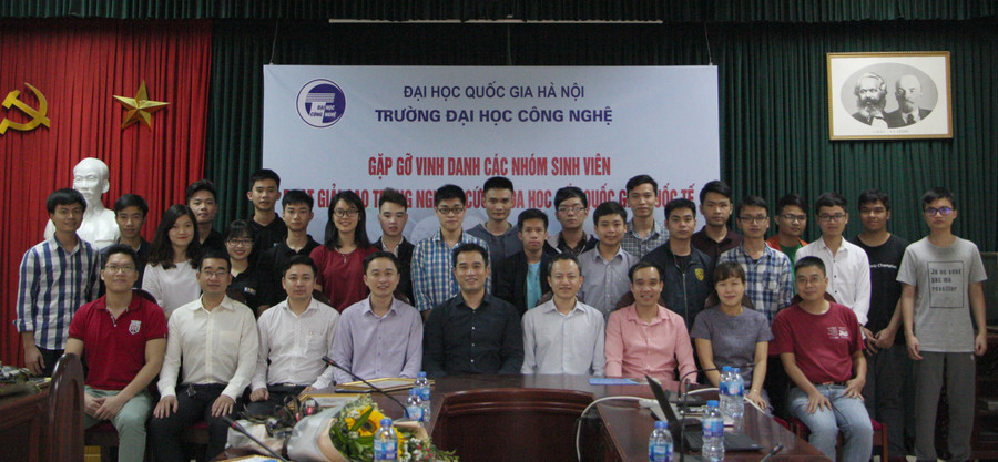 Các nhóm đoạt giải chụp ảnh lưu niệm với thầy cô giáo Các nhóm đoạt giải chụp ảnh lưu niệm với thầy cô giáo