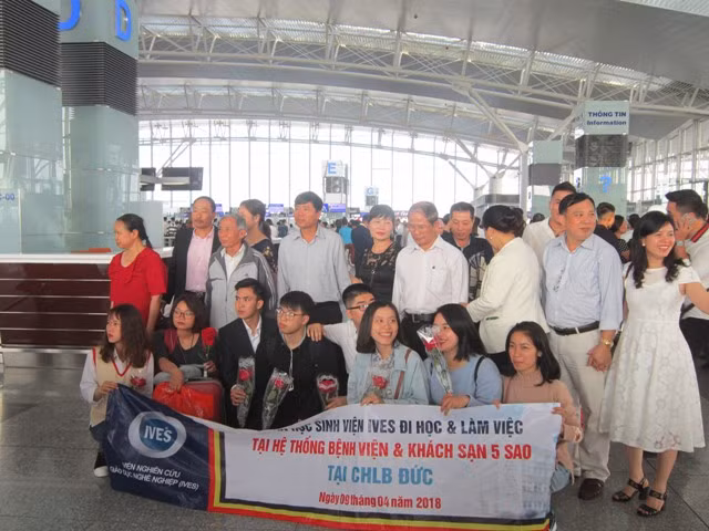 Các em học sinh chụp ảnh lưu niệm tại sân bay Nội Bài