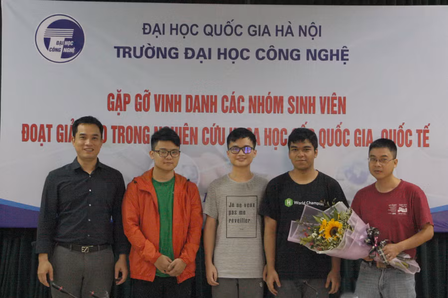 Phó Hiệu trưởng Phạm Bảo Sơn (ngoài cùng, bên trái ảnh) gửi lời chúc thành công đến nhóm Unsigned và thầy hướng dẫn Hồ Đắc Phương (ngoài cùng, bên phải ảnh)