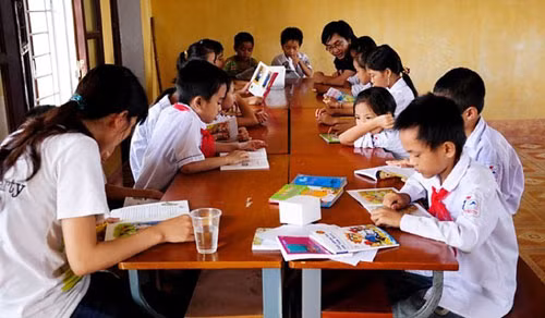 Các em học sinh hào hứng với những cuốn sách mình yêu thích