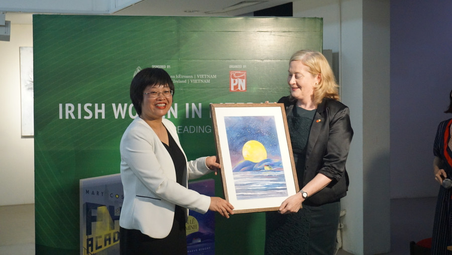 Bà Khúc Thị Hoa Phượng tặng bức tranh lưu niệm cho đại sứ Ireland