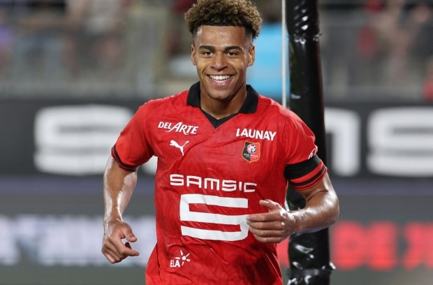 Man Utd, Arsenal và Tottenham cùng hỏi mua thần đồng Desire Doue của Rennes. Man Utd, Arsenal và Tottenham cùng hỏi mua thần đồng Desire Doue của Rennes.