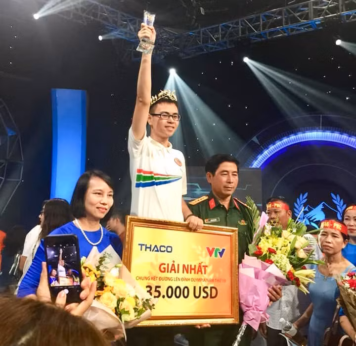 Thế Trung và người thân trong giây phút giành vòng nguyệt quyết Olympia 2019