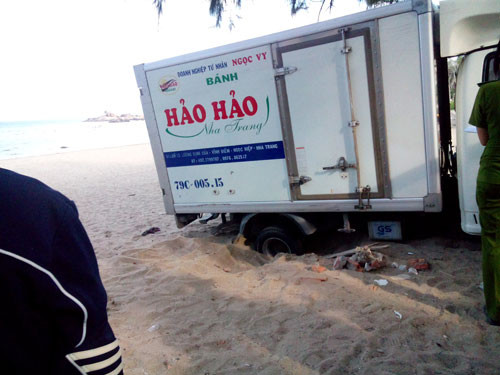 Trộm được ô tô, ung dung chạy ra biển "hóng mát" ảnh 2 - 2