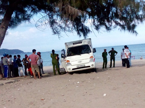 Trộm được ô tô, ung dung chạy ra biển "hóng mát" ảnh 1 - 1