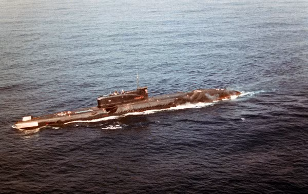 Trong thời kỳ Chiến tranh Lạnh, các thiết bị công nghệ cao thu nhận tín hiệu từ lòng đại dương của Liên Xô đặt tại Bắc cực và Đại Tây Dương đã ghi lại một tiếng động lạ tương tự âm thanh một con ếch bị ngập nước. Họ gọi nó là “Quacker” (tiếng vịt kêu). Nhiều người cho rằng đây là âm thanh của loại tàu ngầm ẩn. Quacker tự động tránh các tàu ngầm và sóng siêu âm. Tốc độ của nó lên đến 200 km/h, lớn hơn nhiều so với tốc độ tàu ngầm. Giả thuyết trên bị phủ nhận. Đến những năm 1980, Quacker dần ít xuất hiện. Các nhà khoa học đặt ra nhiều giả thuyết khác như đây là âm thanh của loài sinh vật biển kỳ lạ, của người ngoài hành tinh hay tiếng động từ các công nghệ quân sự bí mật. Tuy nhiên, không ai đưa ra lời giải thích hợp lý cho Quacker.