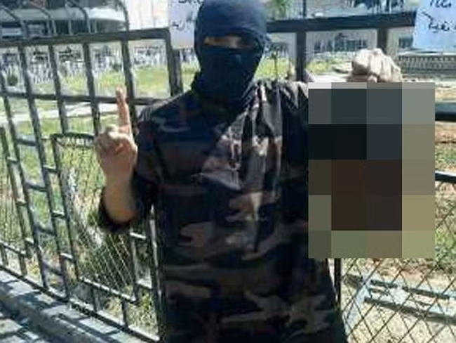 Abdel-Majed Abdel Bary gần đây đăng ảnh chụp y dùng tay trái cầm đầu một nạn nhân bị xử tử. Ảnh: news.com.au