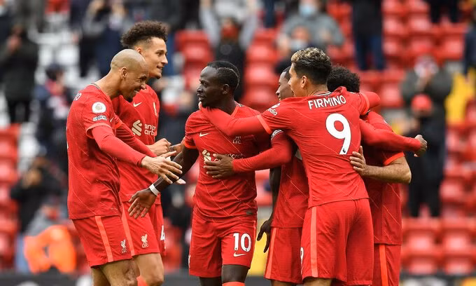 Sadio Mane ghi cả 2 bàn thắng giúp Liverpool giành suất dự Champions League mùa sau.