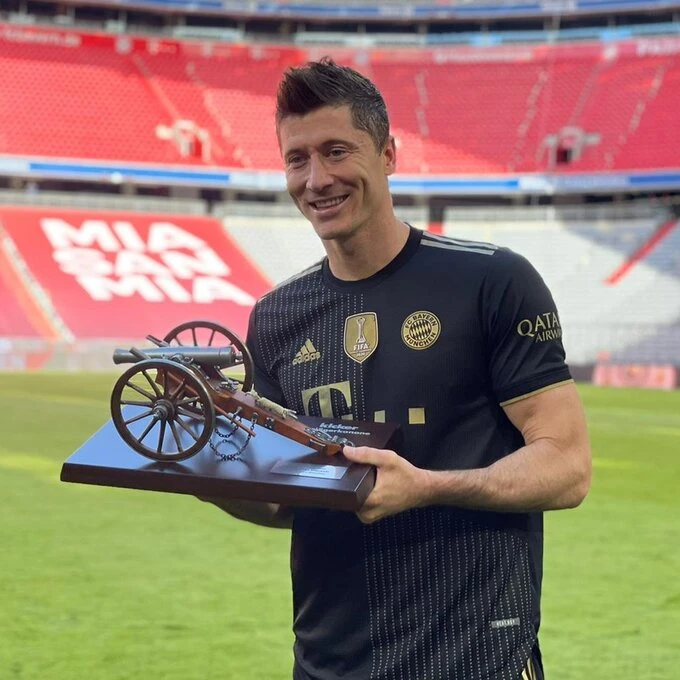 Lewandowski nhận danh hiệu "Khẩu thần công" của bóng đá Đức.