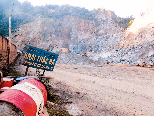 Công trường khai thác đá của Doanh nghiệp Tư nhân Xây dựng Minh Quý, huyện Mường Ảng, tỉnh Điện Biên.	Ảnh: TG