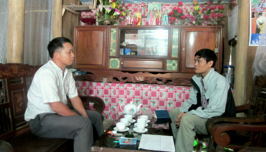 Trưởng bản Lê Văn Chiêu (bên trái) trao đổi với tác giả. Trưởng bản Lê Văn Chiêu (bên trái) trao đổi với tác giả.