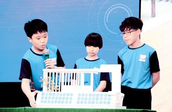 HS Nguyễn Siêu với robot “Cửa lọc khí thông minh”.