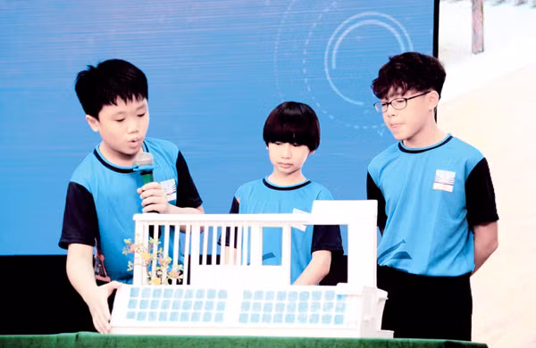 HS Nguyễn Siêu với robot “Cửa lọc khí thông minh”.