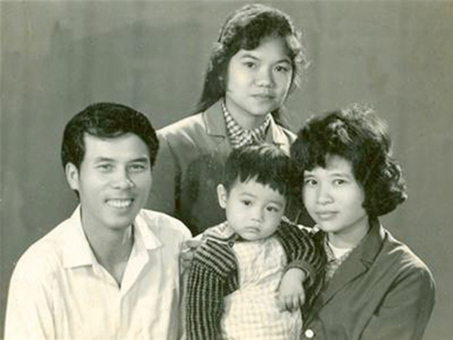 Nhà thơ Thanh Tùng và người vợ đầu – bà Thanh Nhàn cùng các con. Ảnh: Tư liệu gia đình. Nhà thơ Thanh Tùng và người vợ đầu – bà Thanh Nhàn cùng các con. Ảnh: Tư liệu gia đình.