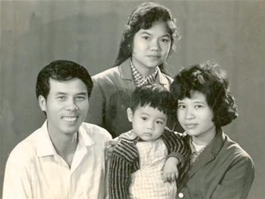 Nhà thơ Thanh Tùng và người vợ đầu – bà Thanh Nhàn cùng các con. Ảnh: Tư liệu gia đình.