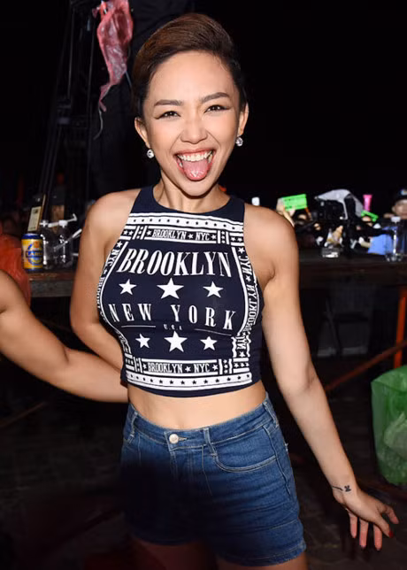 Bi rach ao, Toc Tien van tiep tuc hat va nhay cuc 