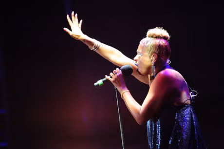 Bi rach ao, Toc Tien van tiep tuc hat va nhay cuc 