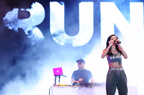 Bi rach ao, Toc Tien van tiep tuc hat va nhay cuc 