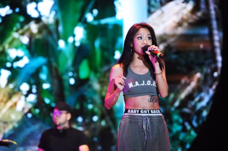 Bi rach ao, Toc Tien van tiep tuc hat va nhay cuc 