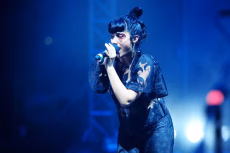 Bi rach ao, Toc Tien van tiep tuc hat va nhay cuc 