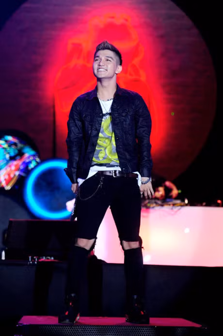 Bi rach ao, Toc Tien van tiep tuc hat va nhay cuc 