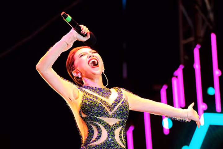 Bị rách áo, Tóc Tiên vẫn tiếp tục hát và nhảy cực “sung“