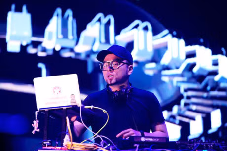 Bi rach ao, Toc Tien van tiep tuc hat va nhay cuc 