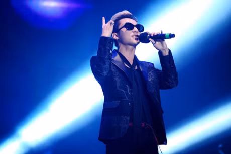 Bi rach ao, Toc Tien van tiep tuc hat va nhay cuc 