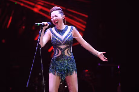 Bi rach ao, Toc Tien van tiep tuc hat va nhay cuc 