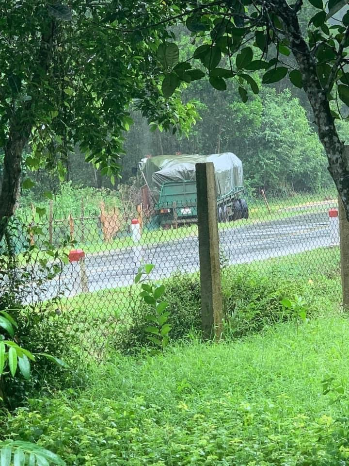 Sau va chạm, xe đầu kéo mất lái lao xuống vệ đường. Sau va chạm, xe đầu kéo mất lái lao xuống vệ đường.