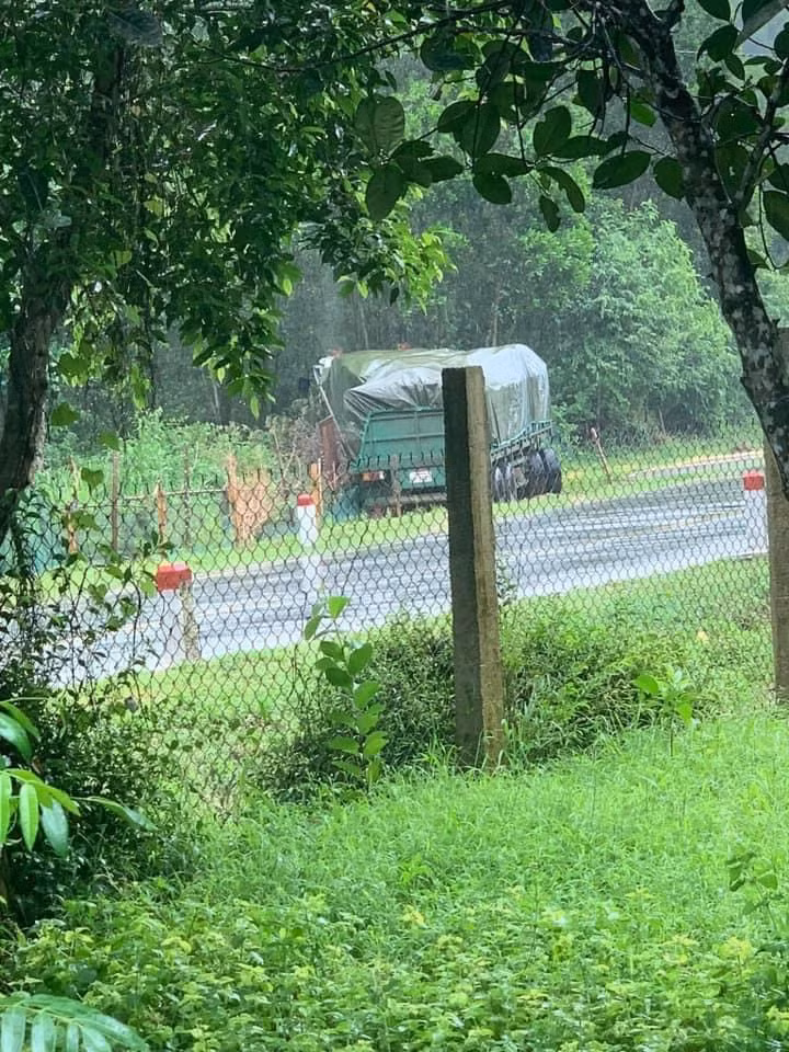 Sau va chạm, xe đầu kéo mất lái lao xuống vệ đường.