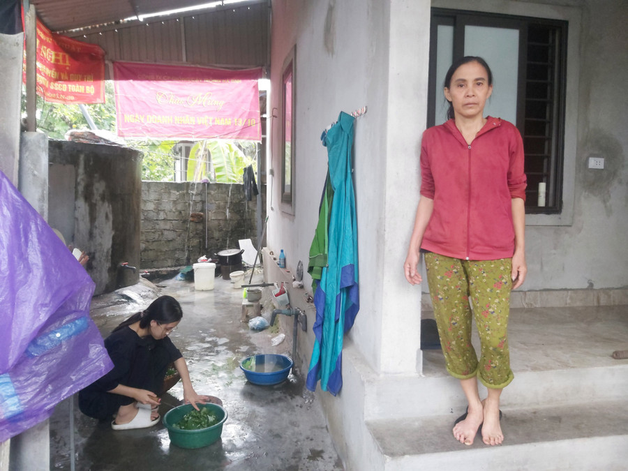 Chị Huê - mẹ Trinh, thường xuyên đau yếu. (Ảnh: Vũ Long)