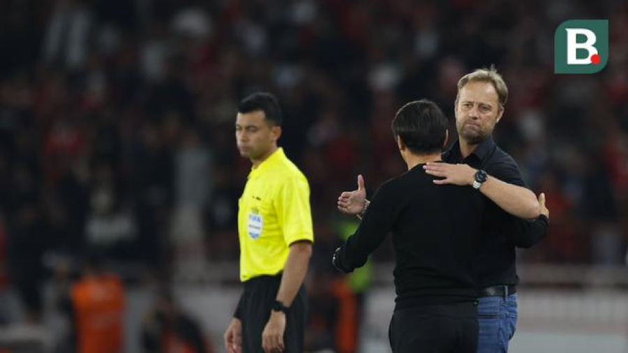 Huấn luyện viên Mano Polking ôm đồng nghiệp Shin Tae-yong sau trận Thái Lan hòa Indonesia 1-1 chiều 29/12. Ảnh: Bola Huấn luyện viên Mano Polking ôm đồng nghiệp Shin Tae-yong sau trận Thái Lan hòa Indonesia 1-1 chiều 29/12. Ảnh: Bola
