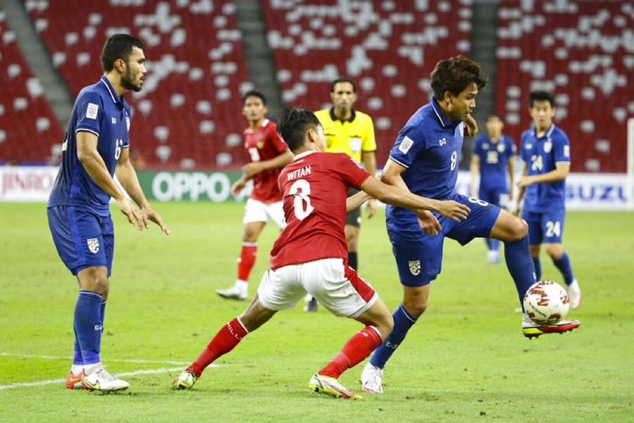 Indonesia (áo đỏ) thua Thái Lan ở chung kết AFF Cup 2020. Indonesia (áo đỏ) thua Thái Lan ở chung kết AFF Cup 2020.
