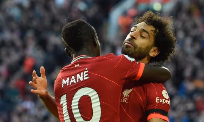 Salah ghi siêu phẩm sau khi kiến tạo bàn mở tỷ số cho Mane.