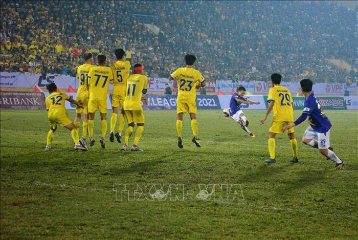 Vòng 1 V-League 2021 với các khán đài sôi động. (Ảnh TTXVN).