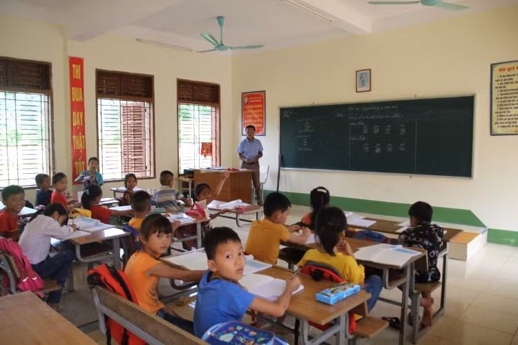 Đông đảo con em ở các bản lân cận Trường THCS Phiêng Nèn phấn khởi vì được học gần nhà.