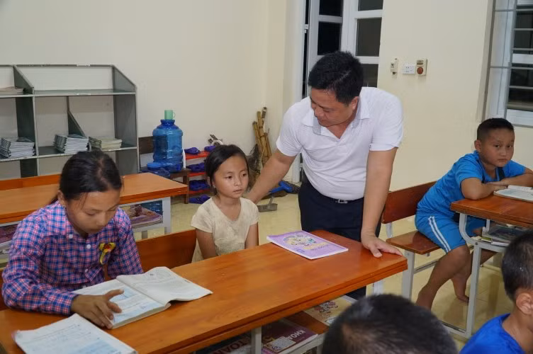 Thầy giáo phụ đạo thêm vào buổi tối cho học sinh “mới”.