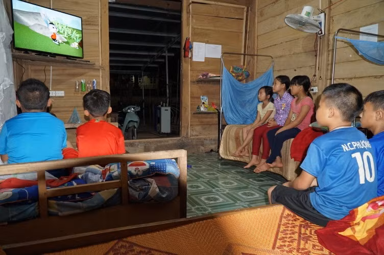 8 học sinh ở Phá Kháo được chuyển xuống trường chính ở lại đi học.