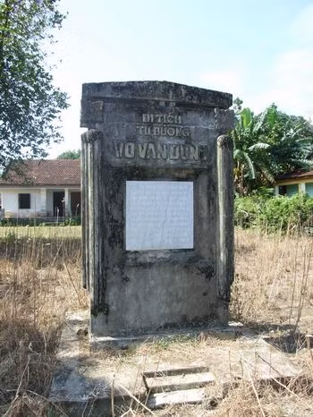 Bia di tích tại từ đường Vũ (Võ) Văn Dũng tại Bình Định.