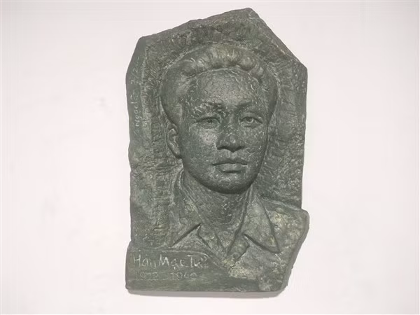 Phù điêu chân dung Hàn Mạc Tử do Võ Ngọc Lân tạc bằng composite. Ảnh: Phanxipăng.