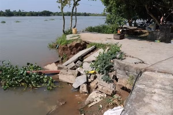 Hộ gia đình ông Thái bị sạt lở nghiêm trọng.