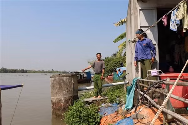 Bờ sông “ăn” sâu vào đất liền đe dọa trực tiếp tới cuộc sống của người dân bến đò Quán.