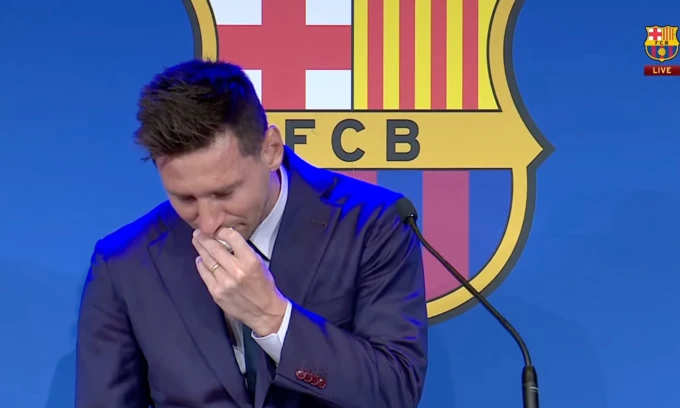 Messi bật khóc cả trước và trong buổi họp báo chia tay Barca.