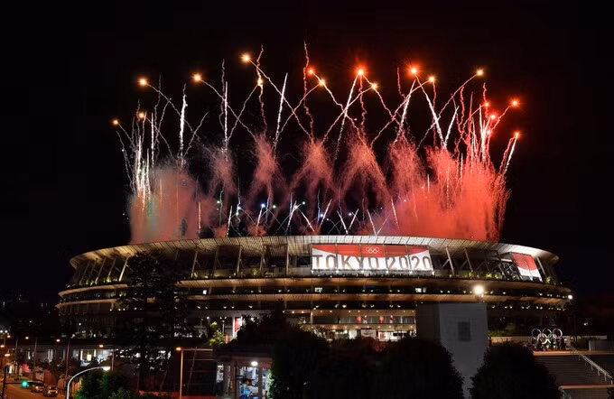 Pháo hoa lung linh trong Lễ bế mạc Thế vận hội Tokyo 2020 ảnh 17